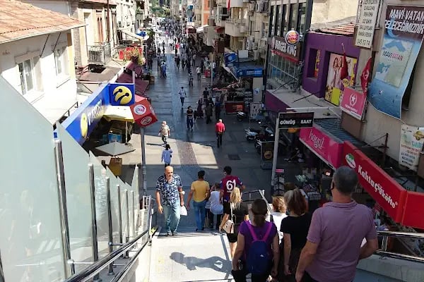 Bayraklı Sevgi Yolu - Resim 3