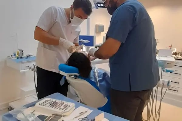 Özel Surdent Ağız Ve Diş Sağlığı Polikliniği - Dental Clinic - مركز خاص لصحة الفم والأسنان - Resim 12