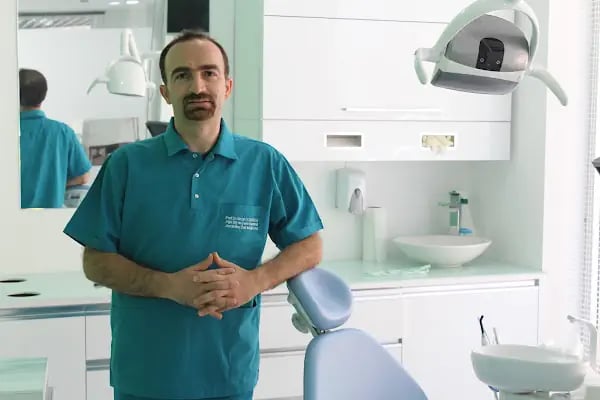 Prof. Dr. Sinan TOZOĞLU - Ağız, Diş ve Çene Cerrahı - Resim 1