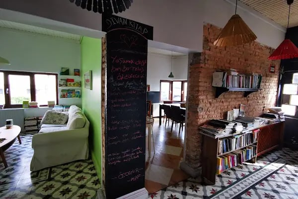 Divan Kitap Kafe - Resim 20