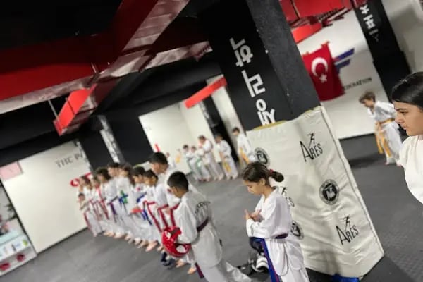 Defence &amp; Athletics Club - Resim 9