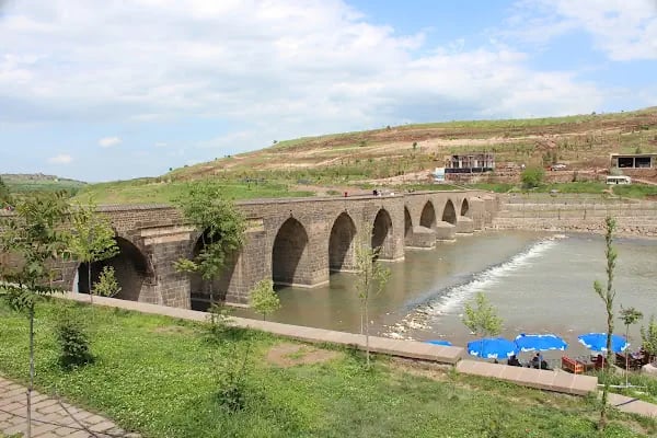 On Gözlü Köprü - Resim 3