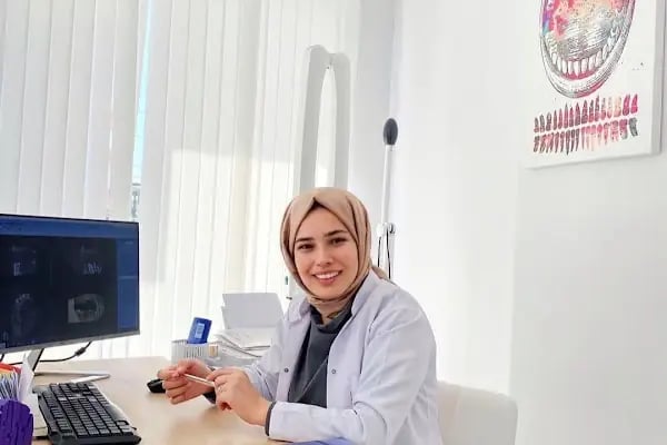 Diş Hekimi Ümmü Topal - Resim 1