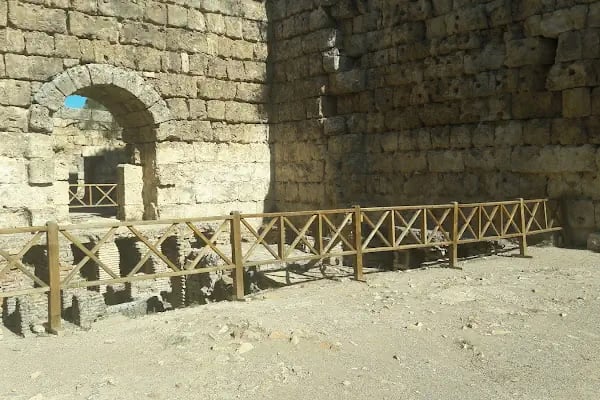 Byzantine basilica - Resim 16