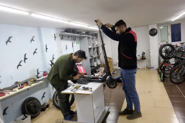 Cadde Elektrikli Bisiklet Tamircisi - Resim 10