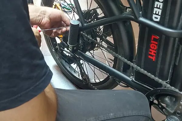 Cadde Elektrikli Bisiklet Tamircisi - Resim 7