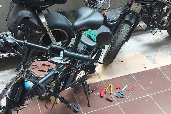 Cadde Elektrikli Bisiklet Tamircisi - Resim 13