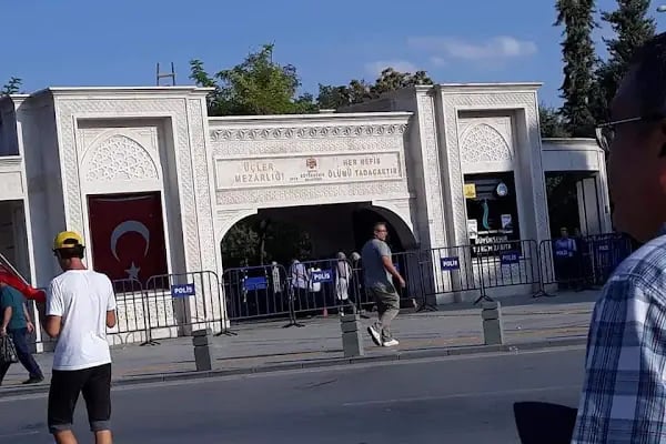 Üçler Mezarlığı - Resim 3