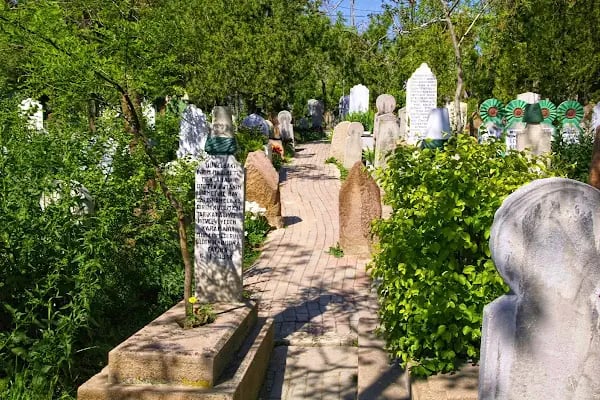 Üçler Mezarlığı - Resim 19
