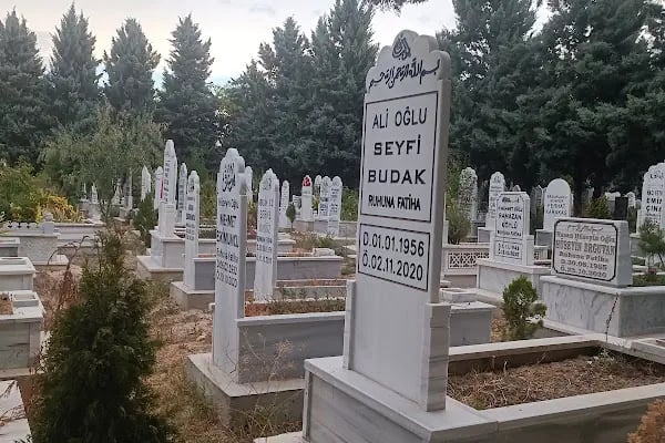 Üçler Mezarlığı - Resim 2