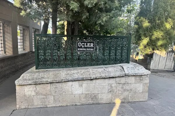 Üçler Mezarlığı - Resim 4