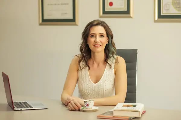 Prof. Dr. Arzu Akçal Plastik ve Estetik Cerrahi Uzmanı - Resim 4