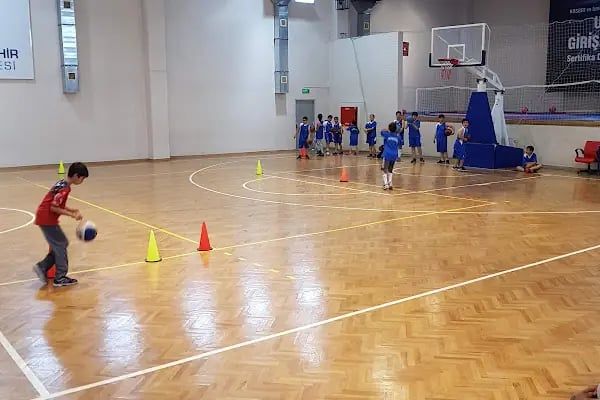 Ord.Prof.Dr. Ekrem Akurgal Kapalı Spor Salonu - Resim 1