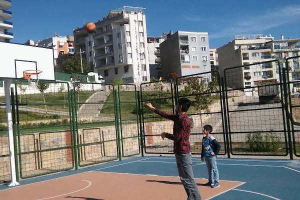 Karabağlar Belediyesi İzmir Şehitler Parkı - Resim 5