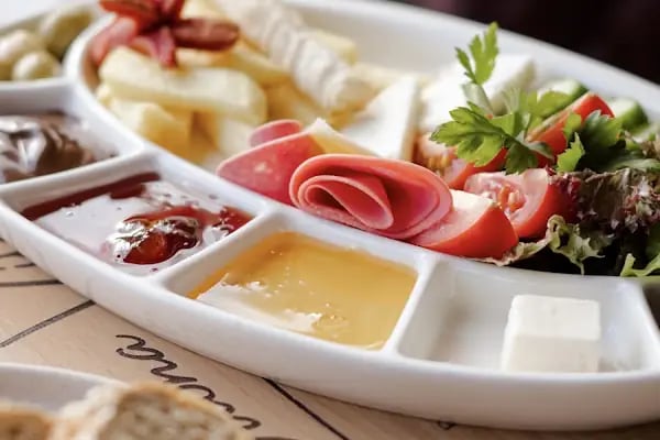 Rezene Restaurant &amp; Cafe - Resim 13