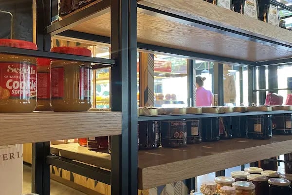 Rezene Restaurant &amp; Cafe - Resim 6