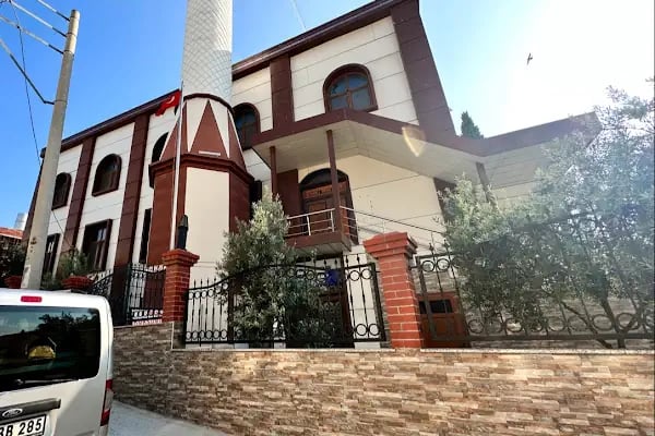 Bayraklı Merkez Camii - Resim 4