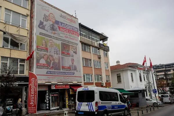 Just English Dil Okulları - İngilizce Kursu Bursa-Heykel - Resim 3