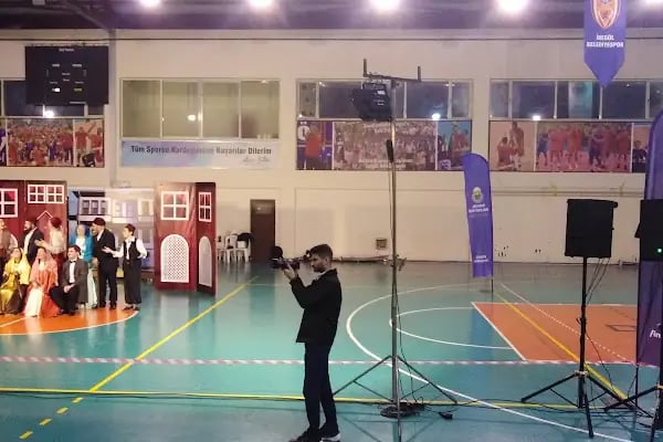 Yunus Emre Spor Kompleksi - Resim 1
