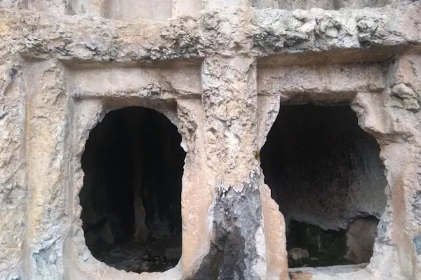 Armutlu Kaya Mezarı - Resim 12