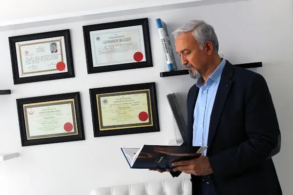 İzmir Estetik Plastik Cerrahı Prof. Dr. Mübin Hoşnuter Kliniği-Vaser Liposuction, Yüz-Boyun-Karın-Bacak-Kol Germe, Rinoplasti - Resim 8