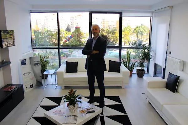 İzmir Estetik Plastik Cerrahı Prof. Dr. Mübin Hoşnuter Kliniği-Vaser Liposuction, Yüz-Boyun-Karın-Bacak-Kol Germe, Rinoplasti - Resim 12