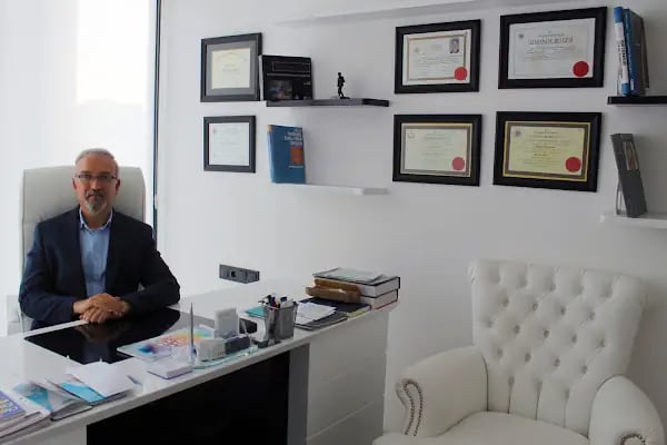 İzmir Estetik Plastik Cerrahı Prof. Dr. Mübin Hoşnuter Kliniği-Vaser Liposuction, Yüz-Boyun-Karın-Bacak-Kol Germe, Rinoplasti - Resim 1