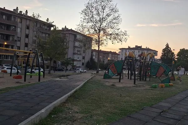 Musatafa Yücel Özbilgin Parkı - Resim 4