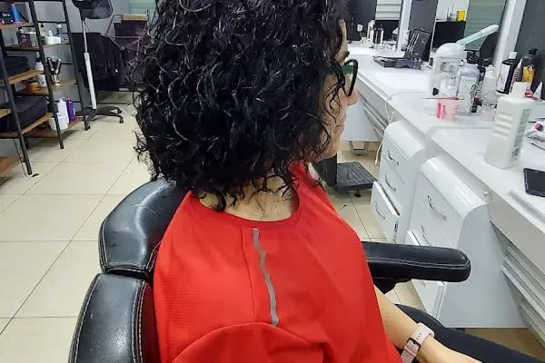Saloon Özgür Erkek Kuaförü - Resim 4