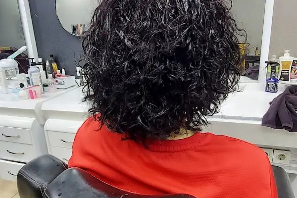 Saloon Özgür Erkek Kuaförü - Resim 7