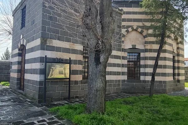 Özdemiroğlu Osman Paşa Türbesi - Resim 2