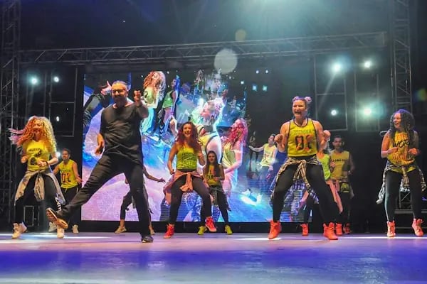 Düğün Dansı Merkezi by Kano Melez - Resim 4