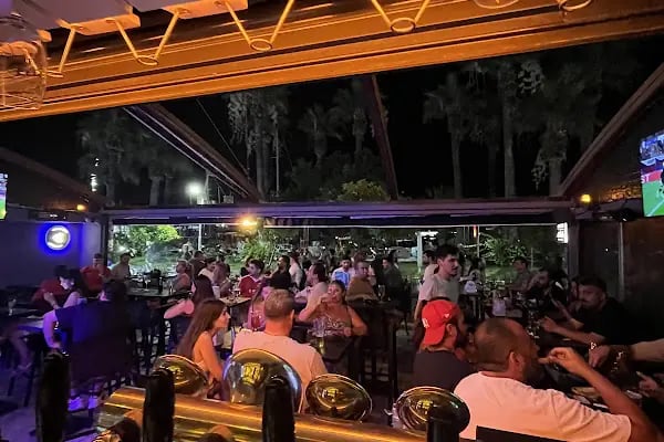 Diamond Pub Cafe Restaurant - Resim 6