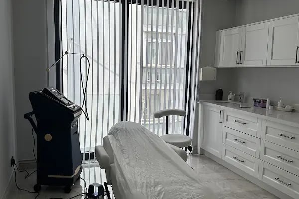 Uzm. Dr. Dürdane Adanacıoğlu Kliniği - Botoks, Dudak Dolgusu, Ozon Tedavisi, PRP ve Medikal Estetik - Resim 13