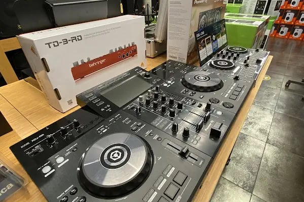 Elit Müzik Şişli - Stüdyo Ses Sistemleri Showroom - Resim 8