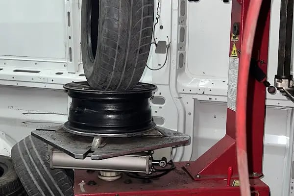Engin Oto Lastik &amp;Oto Klima Servisi,İzmir oto Klima tamir gaz dolumu - Resim 3