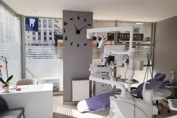Diş Hekimi Halime Savci - Astro Dent Ağız ve Diş Sağlığı Kliniği - Resim 3