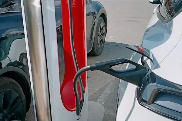 Tesla Supercharger - Resim 11