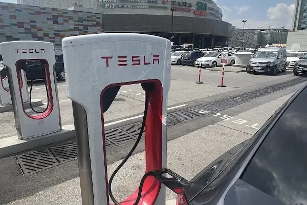 Tesla Supercharger - Resim 2