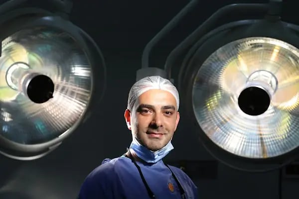 Op. Dr. Sina Kaderi - Facelift (yüz germe) - Rhinoplasty (burun estetiği) - Jaw Surgery (çene estetiği) - Liplift - Resim 7