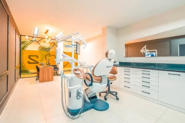 Adalya Ağız ve Diş Sağlığı Polikliniği (Dental Implants, Veneers, Crowns Clinic in Antalya, Turkey) - Resim 3
