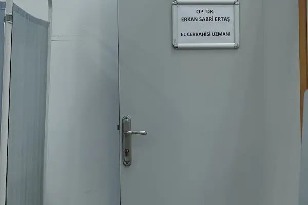 Dr. Erkan Sabri Ertaş, El Cerrahisi, Ortopedi ve Travmatoloji - Resim 2