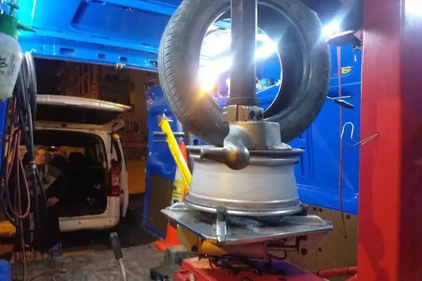 En yakın lastikçi Mersin .Toroslar Mobil lastikçi .Otoban lastikçi.mersin mobil lastikçi.TEZ OTO LASTİK 7/24 - Resim 6