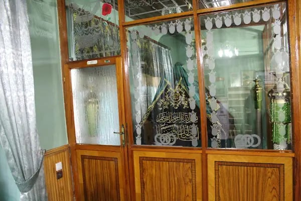 Sahabeden Hz Kab ra türbesi - Resim 3