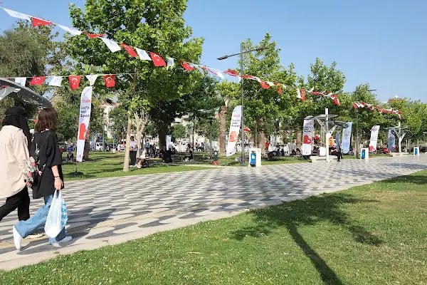 Bayraklı Sahil piknik akanı - Resim 4