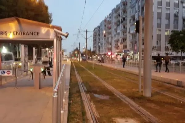 Tramvay Durağı - Resim 4