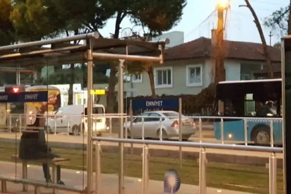 Tramvay Durağı - Resim 3