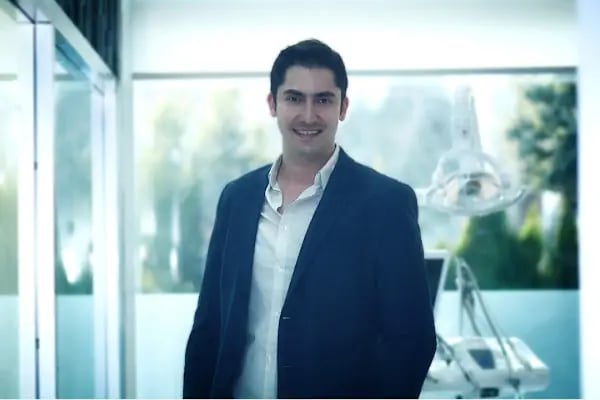 Diş Hekimi Protez Uzmanı. Dr. Dt. Esat Başol, Gülüş Tasarımı ve İmplant Klinikleri. İmplant/ Zirkonyum/ Estetik Diş Hekimliği - Resim 5