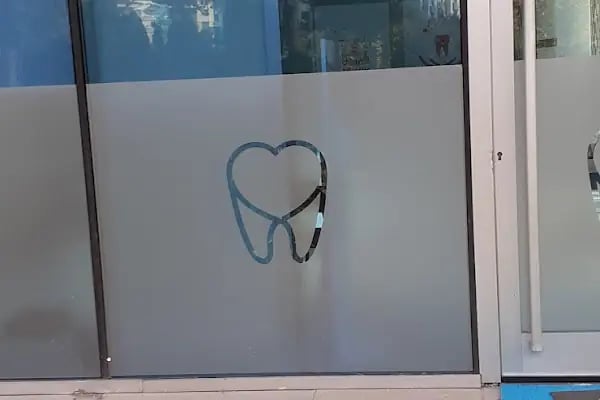 Diş Hekimi Protez Uzmanı. Dr. Dt. Esat Başol, Gülüş Tasarımı ve İmplant Klinikleri. İmplant/ Zirkonyum/ Estetik Diş Hekimliği - Resim 10