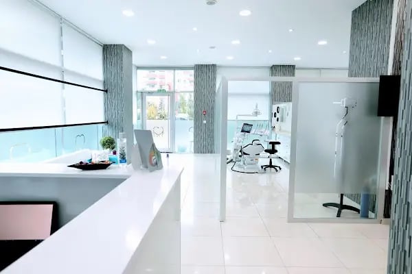 Diş Hekimi Protez Uzmanı. Dr. Dt. Esat Başol, Gülüş Tasarımı ve İmplant Klinikleri. İmplant/ Zirkonyum/ Estetik Diş Hekimliği - Resim 18